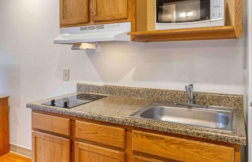 Dapur atau dapur kecil di Extended Stay America Select Suites - Fayetteville - West