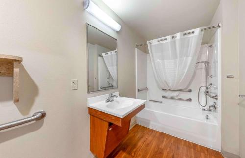y baño blanco con lavabo y ducha. en Extended Stay America Select Suites - Oklahoma City - West, en Oklahoma City