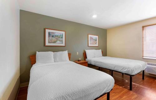 two beds in a small room with at Extended Stay America Select Suites - Phoenix - West in Phoenix