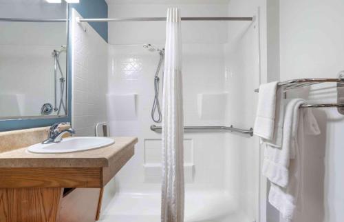 y baño con ducha y lavamanos. en Extended Stay America Select Suites - Orlando - East en Orlando