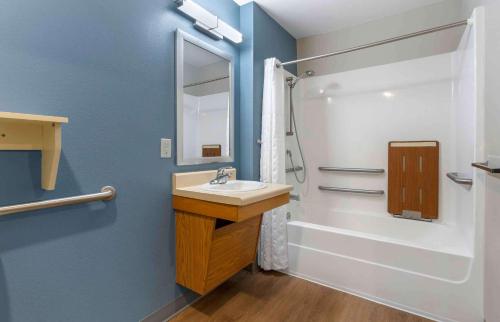 uma casa de banho com um lavatório e um chuveiro em Extended Stay America Select Suites - Orlando - South em Orlando