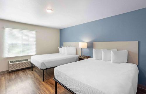 um quarto de hotel com duas camas e uma janela em Extended Stay America Suites - Philadelphia - Plymouth Meeting - West em Plymouth Meeting