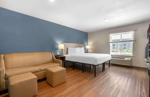 Habitación de hotel con cama y sofá en Extended Stay America Suites - Portland - East, en Portland