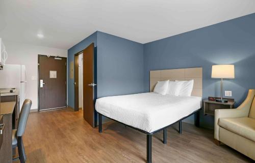 ein Zimmer mit einem Bett und einem Sofa und ein Zimmer mit einem Bett in der Unterkunft Extended Stay America Suites - Providence in Providence