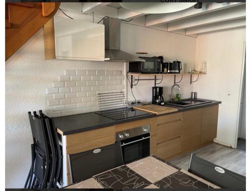 Il comprend une petite cuisine équipée d'une cuisinière et d'un évier. dans l'établissement Appt proche plage Capbreton, à Capbreton