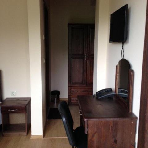 a room with a wooden desk with a telephone at Hotel Terazini in Veliko Tŭrnovo