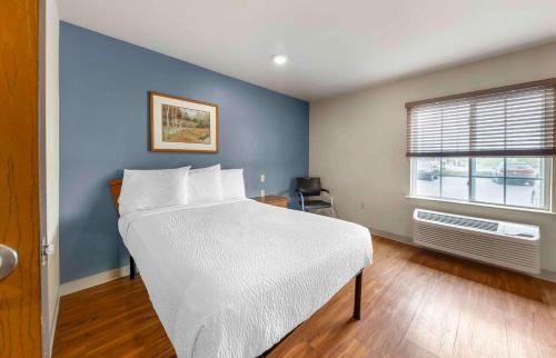 ein Schlafzimmer mit einem großen weißen Bett und einem Fenster in der Unterkunft Extended Stay America Select Suites - Oklahoma City - Norman in Norman