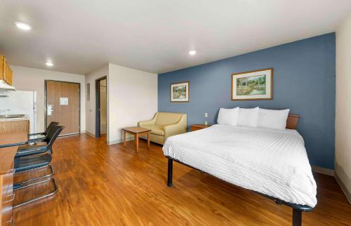 a hotel room with a bed and a kitchen at Extended Stay America Select Suites - Oklahoma City - Norman in Norman