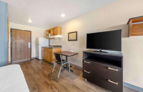 Кухня или мини-кухня в Extended Stay America Select Suites - Oklahoma City - Del City
