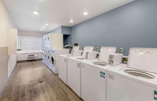 una lavanderia con lavatrici e asciugatrici bianche di Extended Stay America Select Suites - Oklahoma City - Del City a Del City