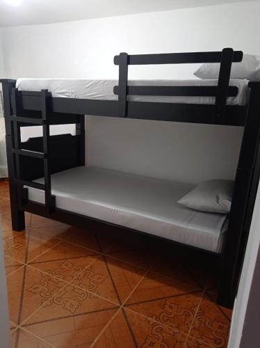 czarne łóżko piętrowe w pokoju w obiekcie Casa flora w mieście Circasia