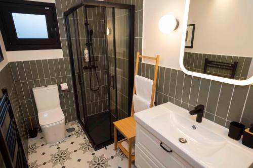 a bathroom with a shower and a toilet and a sink at Jardín Las Secuoyas in Becerril de la Sierra