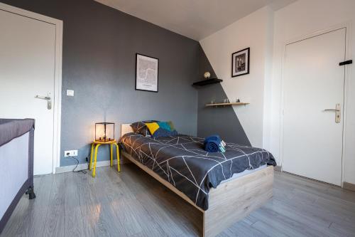 - une chambre avec un lit dans l'angle dans l'établissement TheBrooklyn T3, proche centre-ville-Fibre/Netflix, à Montluçon