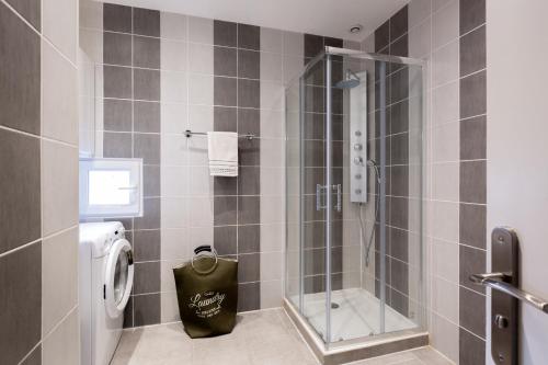 a bathroom with a shower with a glass door at TheBrooklyn T3, proche centre-ville-Fibre/Netflix in Montluçon