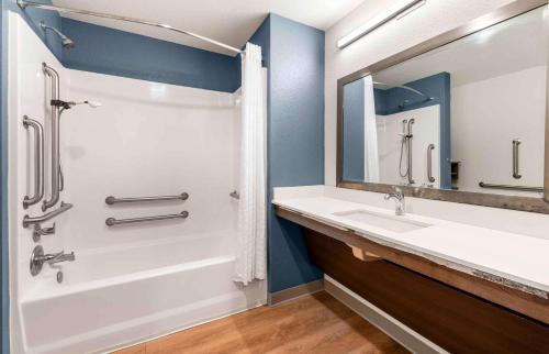 Bilik mandi di Extended Stay America Suites - St Paul - Woodbury