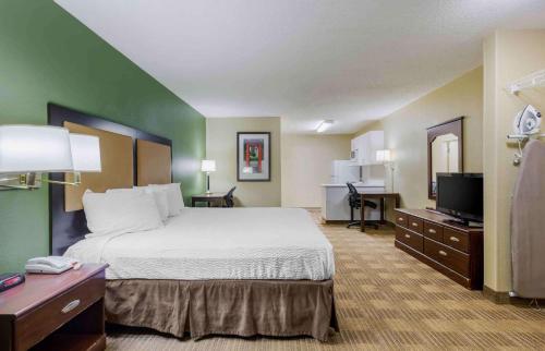 Habitación de hotel con cama y TV en Extended Stay America Suites - Fayetteville - Owen Dr, en Fayetteville