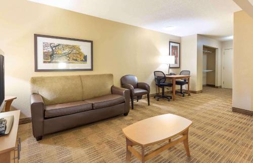 - un salon avec un canapé et une table dans l'établissement Extended Stay America Suites - Raleigh - Cary - Regency Parkway South, à Cary