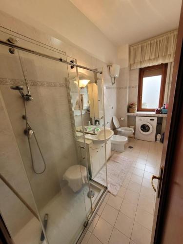uma casa de banho com um chuveiro, um lavatório e um WC. em Avellino camera 3 letti centralissima em Avellino
