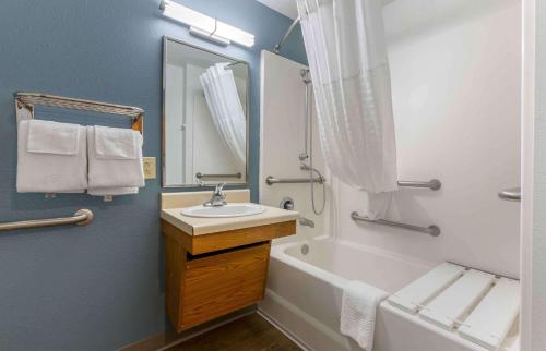 ein Badezimmer mit einem Waschbecken, einer Badewanne und einem Spiegel in der Unterkunft Extended Stay America Select Suites - El Paso - East in El Paso