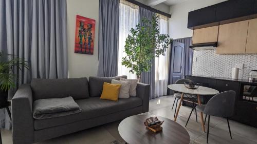 ein Wohnzimmer mit einem Sofa und einem Tisch in der Unterkunft CityZen escape: blackout ready in Johannesburg