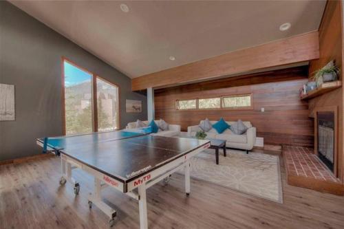Фотография из галереи Cozy Ski Condo + Hot Tub + Fireplace + Heated Pool в городе Силверторн