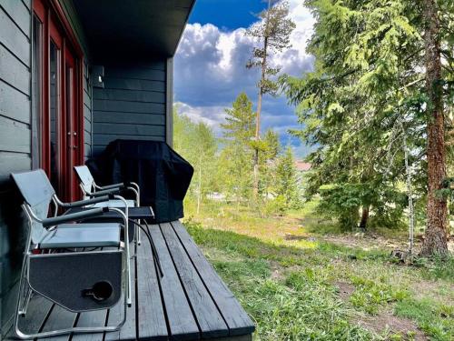 Сад в Cozy Ski Condo + Hot Tub + Fireplace + Heated Pool