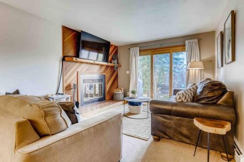 Гостиная зона в Cozy Ski Condo + Hot Tub + Fireplace + Heated Pool