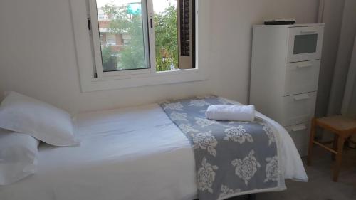 Habitación pequeña con cama y ventana en Chopin Magic Fountain en Barcelona