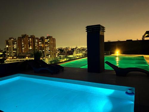 une piscine sur le toit d'un bâtiment dans l'établissement DZAIN 2, parrilla, playroom, gym , Cochera privada ,Todo cerca, à Buenos Aires