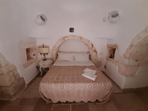 Tempat tidur dalam kamar di Mare sole e trulli