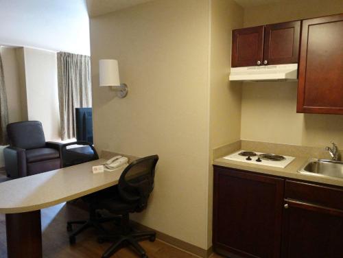 una pequeña cocina con escritorio y fregadero en Extended Stay America - Atlanta - Marietta - Interstate N. Pkwy en Atlanta