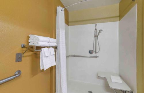 y baño con ducha, aseo y toallas. en Extended Stay America Suites - Atlanta - Morrow, en Morrow