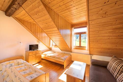 ein Wohnzimmer mit einer Treppe in einem Haus in der Unterkunft Mlýn Kamenice in Klučenice