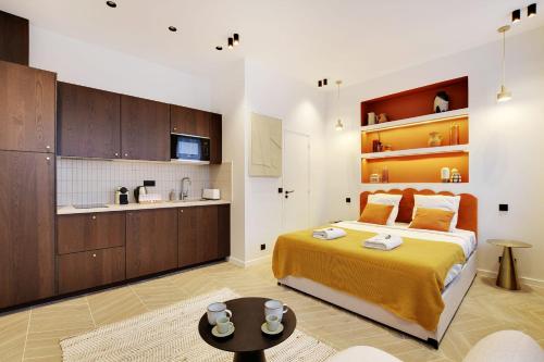 une chambre avec un lit et une cuisine dans l'établissement Saint Ambroise COSY SUITE 2P 1BDR, à Paris