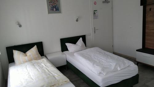 Ένα ή περισσότερα κρεβάτια σε δωμάτιο στο Hotel Zentrum