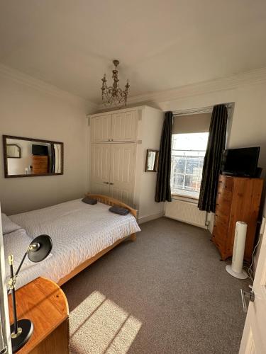 A bed or beds in a room at Charming 2-Bedroom Apartment Located in Ayr