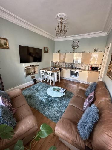 Χώρος καθιστικού στο Charming 2-Bedroom Apartment Located in Ayr