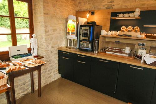 Kuchyň nebo kuchyňský kout v ubytování Le Moulin Du Landion Hôtel et Spa