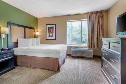 une chambre d'hôtel avec un lit et une télévision dans l'établissement Extended Stay America Suites - Philadelphia - King of Prussia, à King of Prussia