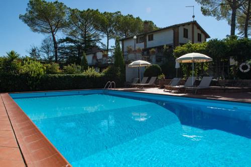 a swimming pool in front of a house at Agriturismo Il Colle in Siena