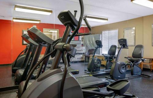 a gym with several treadmills and exercise bikes at Extended Stay America Suites - Pittsburgh - Airport in Imperial