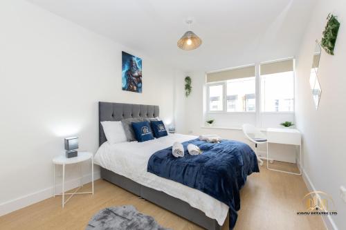 um quarto com uma cama grande e uma secretária em Zeus Apartment - The Thunder of Town em Southampton