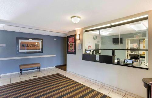 a waiting room with a mirror and a waiting desk at Extended Stay America Select Suites - Wilkes - Barre - Scranton in Wilkes-Barre