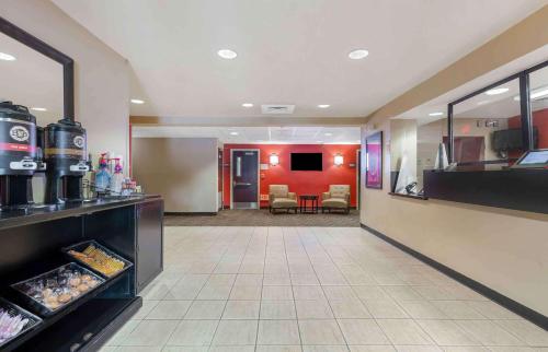 a lobby of a fast food restaurant with a waiting room at Extended Stay America Suites - Baltimore - BWI Airport - Aero Dr in Linthicum Heights