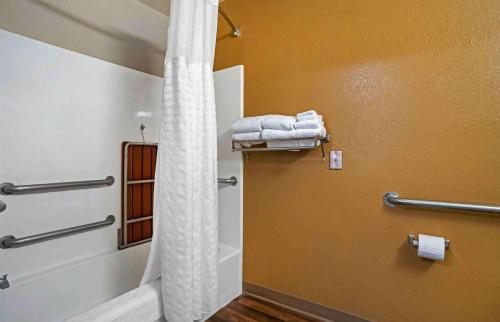 a bathroom with a shower and a toilet with towels at Extended Stay America Suites - Columbia - Columbia Parkway in Columbia