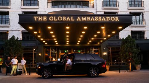 ein schwarzes Auto, das vor einem Gebäude parkt in der Unterkunft The Global Ambassador in Phoenix