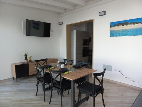 a dining room with a table and chairs at Casa Romeo in Lecce