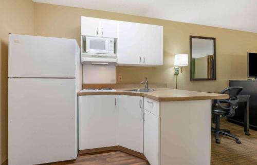 Dapur atau dapur kecil di Extended Stay America Select Suites - Columbus - Worthington