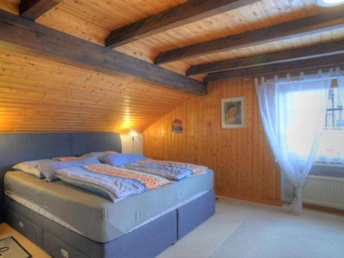 Cama en habitación con techo de madera en Ferienwohnung Elena mit eigener Sauna, en Northeim