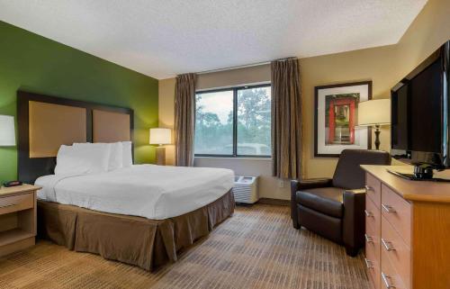 um quarto de hotel com uma cama e uma televisão em Extended Stay America Suites - Daytona Beach - International Speedway em Daytona Beach